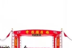 《通告单变更始末》封面，夹在写字板上的多页日程表