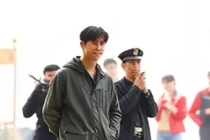 《番位风波复盘》封面，舞台侧幕与排列整齐的座椅