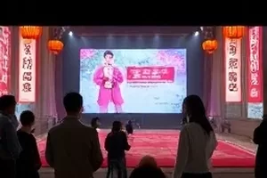 《同框次数统计》封面，桌面上摊开的素材截图拼贴成长条