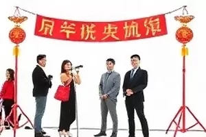 《凌晨四点的声明》视频封面，深夜室内台灯照着一叠打印材料