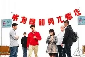 《机场摆渡车》封面，清晨候机区玻璃幕墙外停着一辆摆渡车