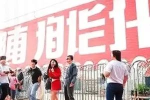 《品牌夜宴入场》封面，夜宴签到处铺着浅色地毯与灯带